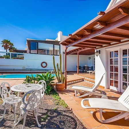 Villa Tías Екстериор снимка