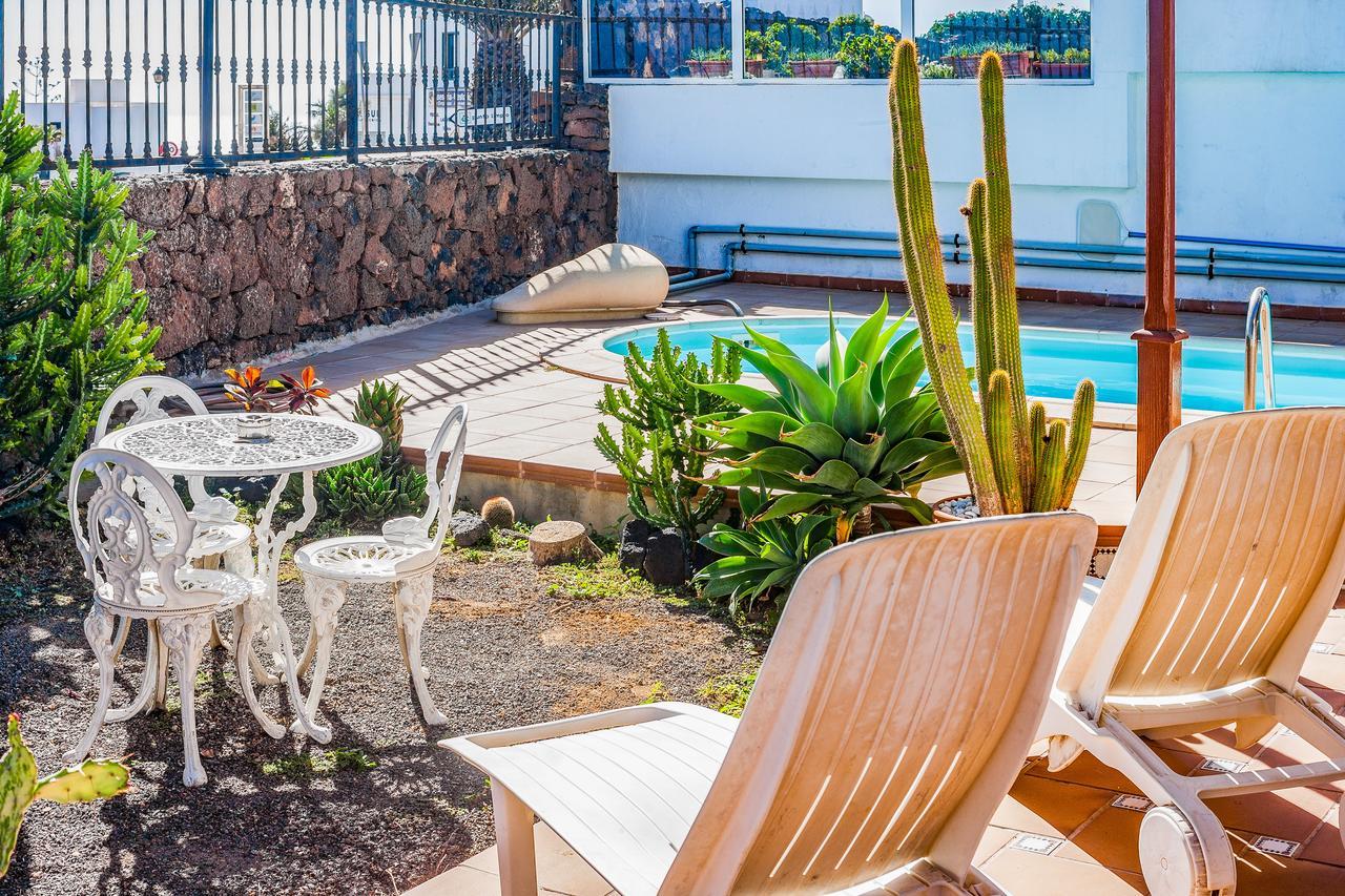 Villa Tías Екстериор снимка