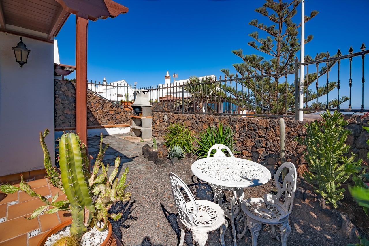 Villa Tías Екстериор снимка