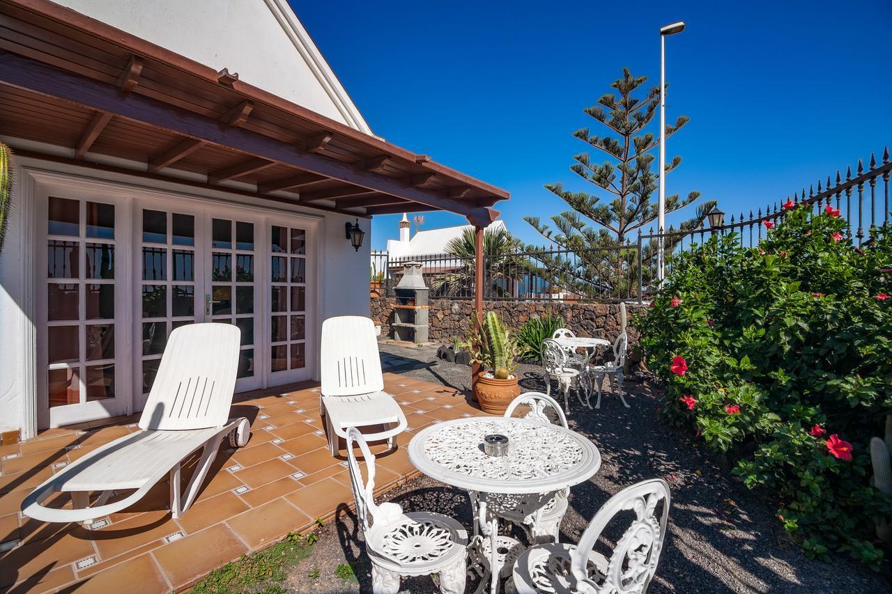 Villa Tías Екстериор снимка