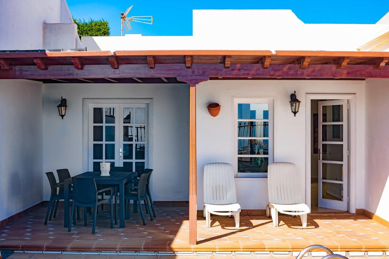 Villa Tías Екстериор снимка