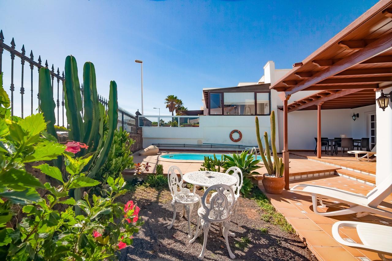 Villa Tías Екстериор снимка